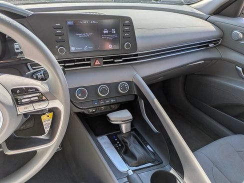 Used 2022 Hyundai Elantra SE FWD image 21