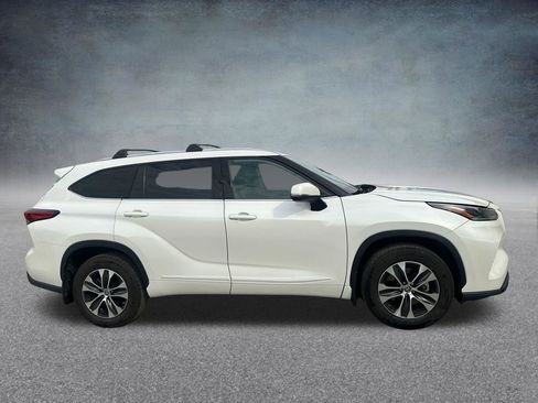 Used 2021 Toyota Highlander XLE image 7