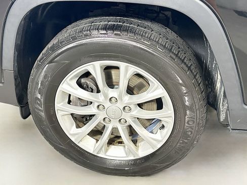 Used 2020 Jeep Cherokee Latitude w/ Cold Weather Group AWD/4WD image 32