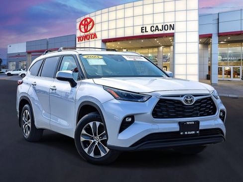 Certified 2025 Toyota Highlander XLE FWD image 1