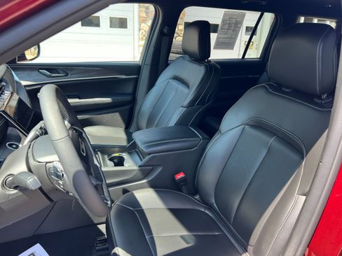 Used 2024 Jeep Grand Cherokee L Limited AWD/4WD image 12