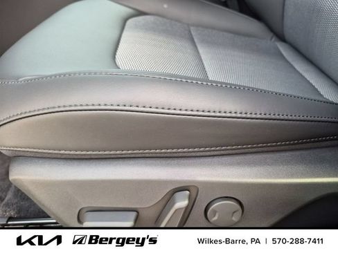 Certified 2025 Kia Niro EX w/ EX Cold Weather Package FWD image 14