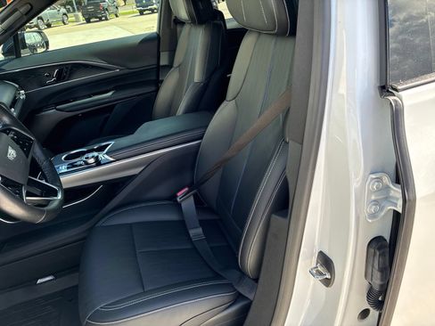Used 2024 Cadillac Lyriq Luxury w/ LPO, Floor Liner Package AWD/4WD image 20