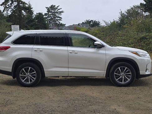 Used 2018 Toyota Highlander XLE AWD/4WD image 3