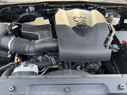 Used 2018 Toyota Tacoma TRD Sport AWD/4WD image 33