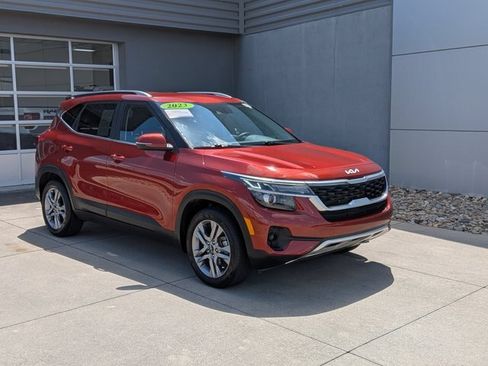 Used 2023 Kia Seltos S w/ Navigation Package FWD image 2