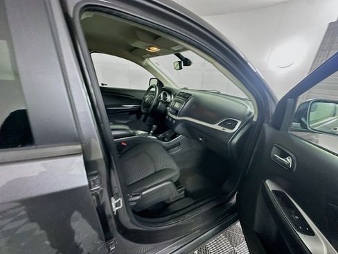 Used 2019 Dodge Journey SE image 30