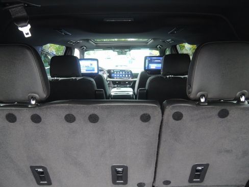 Used 2025 Chevrolet Suburban High Country image 33