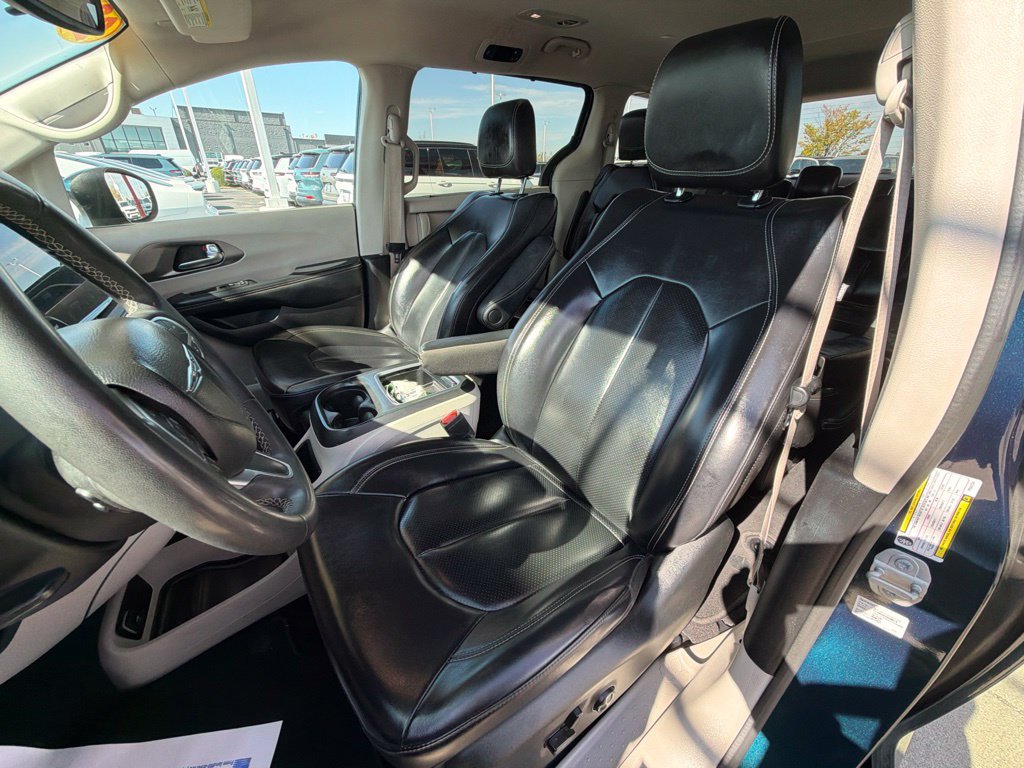 Used 2023 Chrysler Pacifica Touring-L FWD image 11