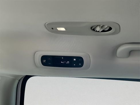 Used 2024 Chrysler Pacifica Select image 37