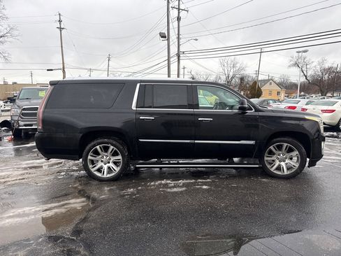 Used 2016 Cadillac Escalade ESV Premium image 4