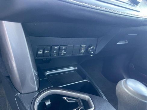 Used 2018 Toyota RAV4 XLE AWD/4WD image 27