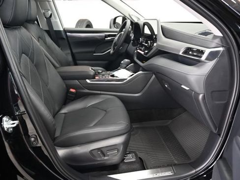 New 2026 Toyota Highlander Platinum AWD/4WD image 12