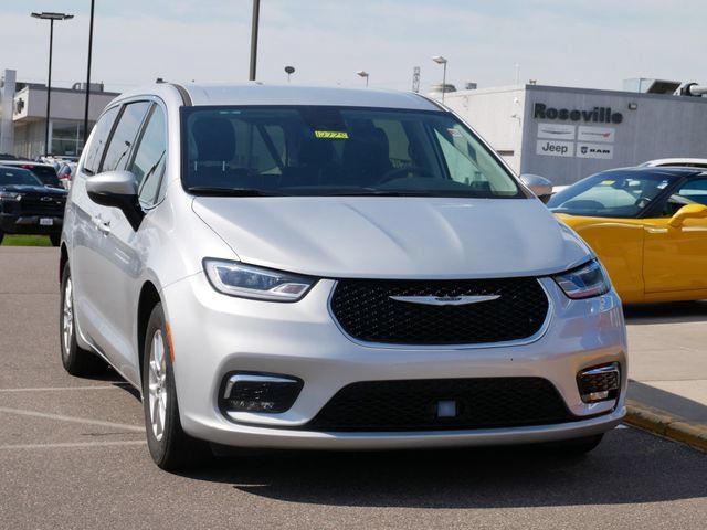 Used 2023 Chrysler Pacifica Touring-L FWD image 23