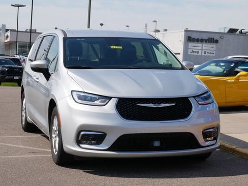 Used 2023 Chrysler Pacifica Touring-L FWD image 23