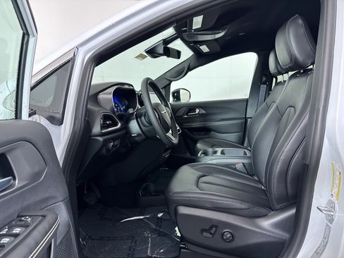 New 2026 Chrysler Voyager LX image 7