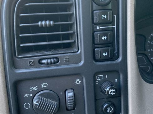 Used 2004 Chevrolet Tahoe Z71 w/ Z71 Preferred Equipment Group image 16