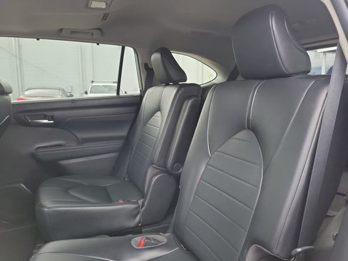 Used 2021 Toyota Highlander XLE FWD image 11