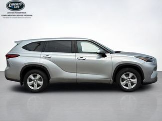 Used 2023 Toyota Highlander LE FWD video 2
