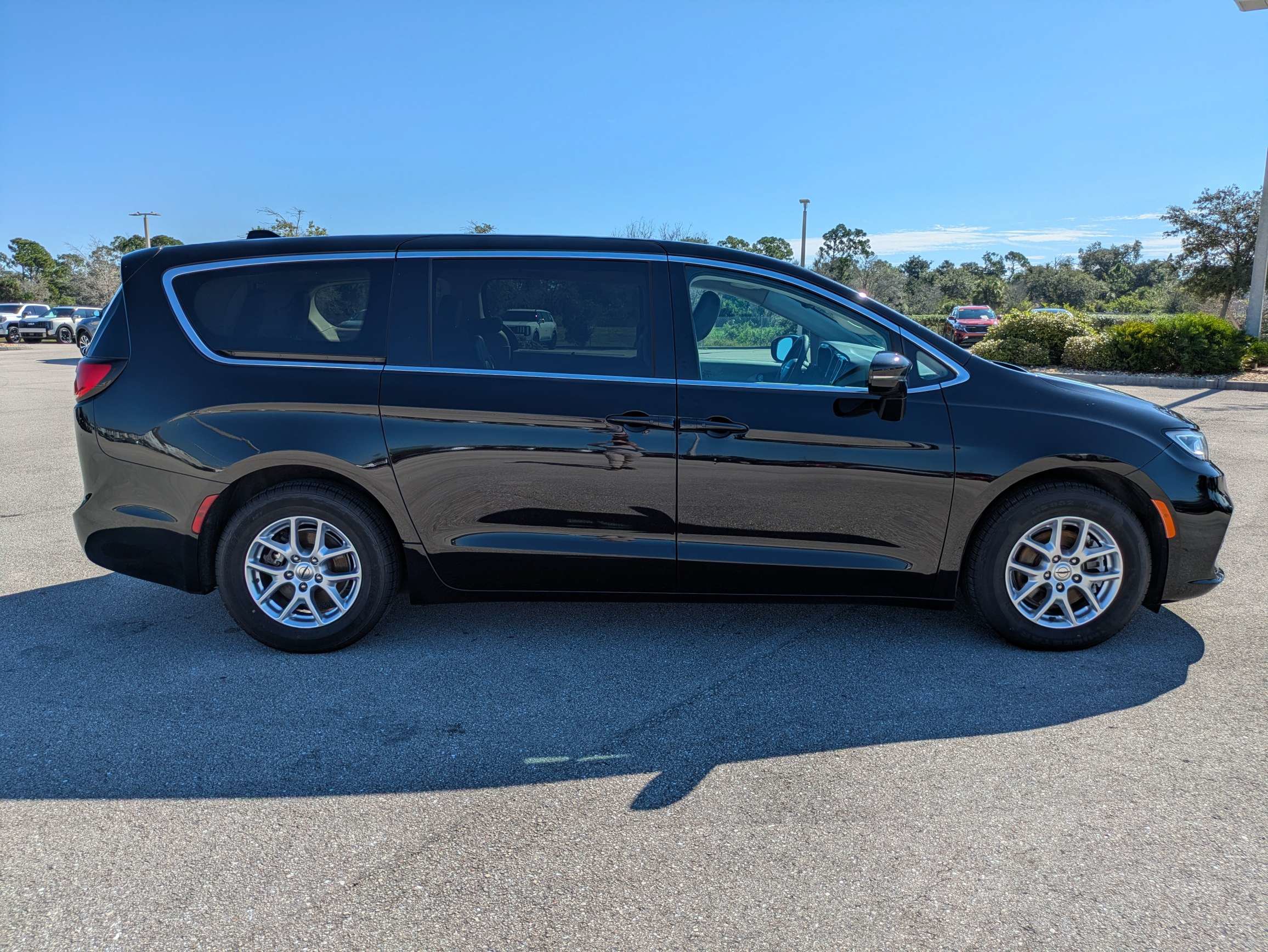 Used 2024 Chrysler Pacifica Touring-L FWD image 3