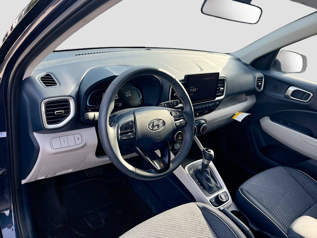 Used 2025 Hyundai Venue Limited FWD image 9