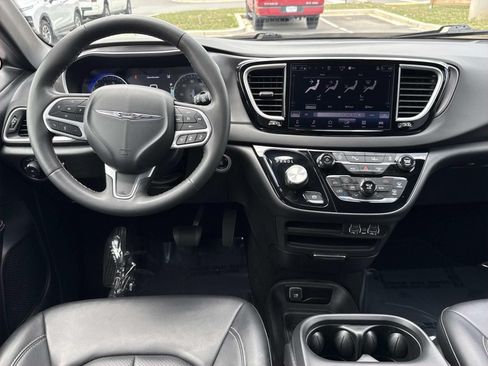 Used 2025 Chrysler Pacifica Select FWD image 8
