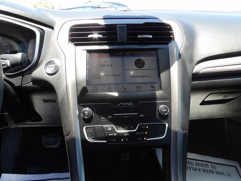 Used 2019 Ford Fusion SE FWD image 18