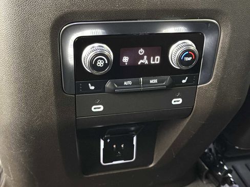 Used 2022 GMC Yukon XL SLT w/ SLT Luxury Package image 46