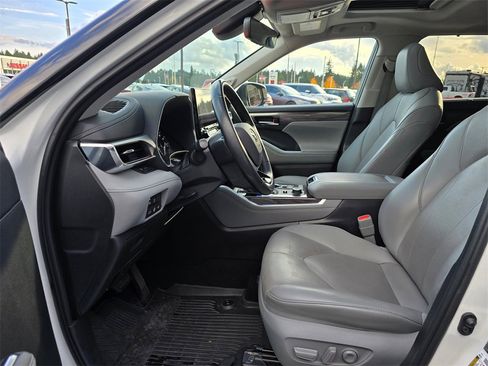 Used 2021 Toyota Highlander Limited image 8