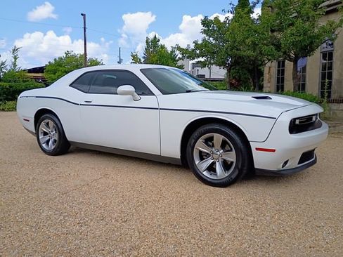 Used 2017 Dodge Challenger SXT RWD image 16