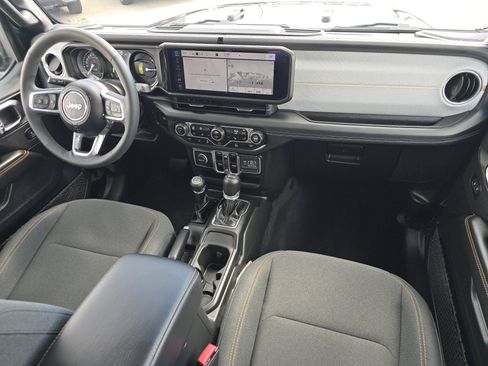 Used 2025 Jeep Wrangler Sahara image 19