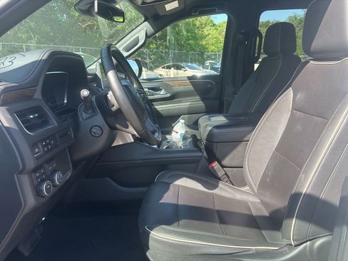 Used 2023 Chevrolet Suburban Premier image 2