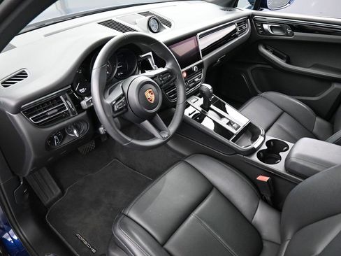 Certified 2025 Porsche Macan image 4
