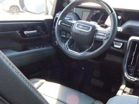 New 2026 GMC Yukon AT4 w/ AT4 Premium Plus Package AWD/4WD image 9