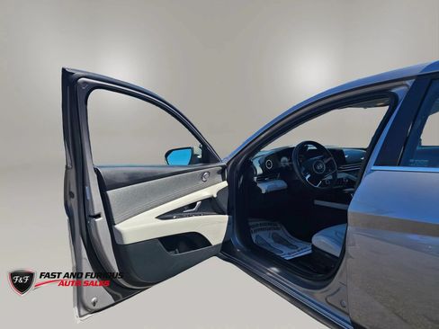 Used 2025 Hyundai Elantra Limited FWD image 9