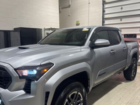 Used 2025 Toyota Tacoma TRD Sport image 3