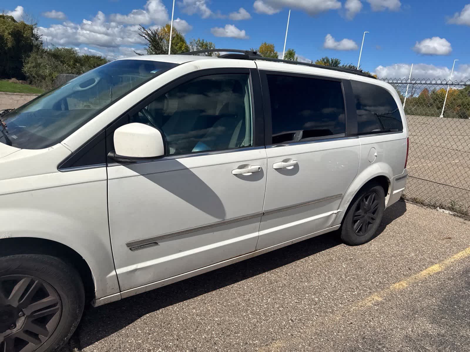 Used 2010 Chrysler Town & Country Touring FWD image 23