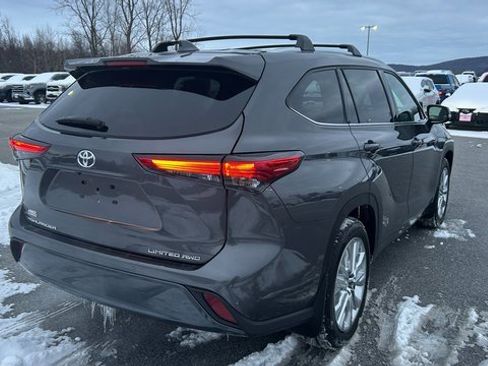 Used 2023 Toyota Highlander Limited image 3