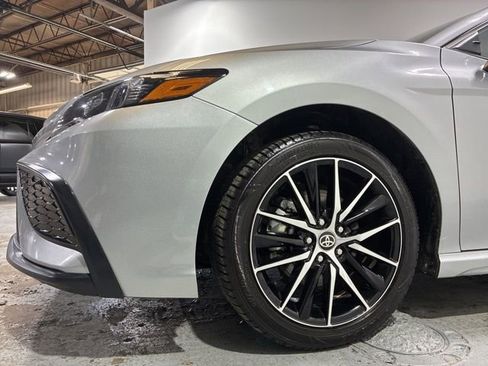 Used 2024 Toyota Camry SE image 4