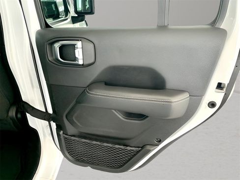 Used 2023 Jeep Gladiator Overland image 22