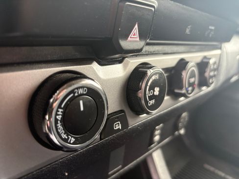 Used 2019 Toyota Tacoma SR AWD/4WD image 31