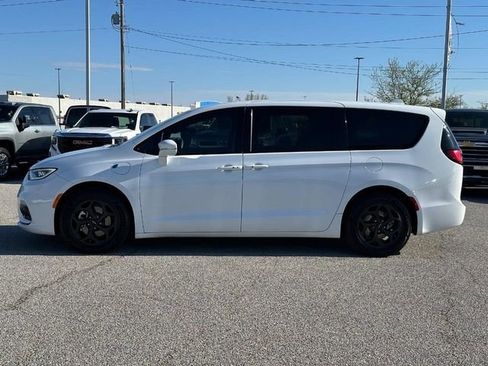 Used 2022 Chrysler Pacifica Touring-L w/ S Appearance Package FWD image 2
