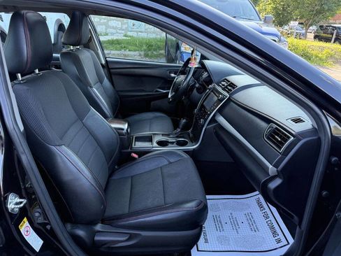 Used 2016 Toyota Camry SE w/ Moonroof Package FWD image 18