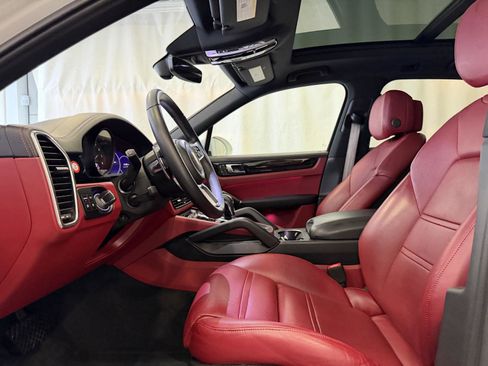 Used 2023 Porsche Cayenne Platinum Edition image 5