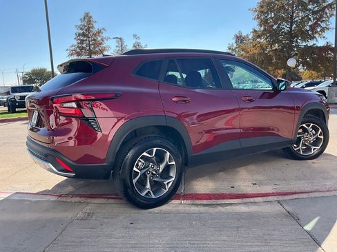 Used 2025 Chevrolet Trax LT w/ LT Convenience Package image 6