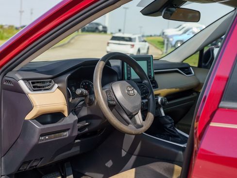 Used 2019 Toyota RAV4 XLE w/ Convenience Package FWD image 21