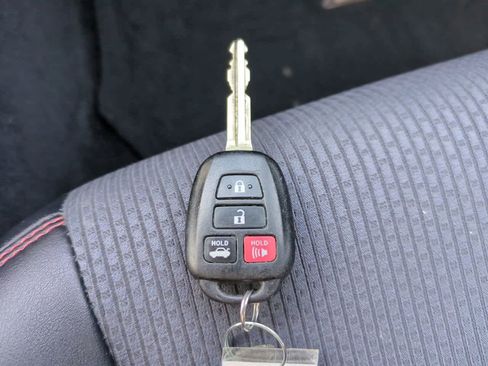 Used 2017 Toyota Camry SE image 25