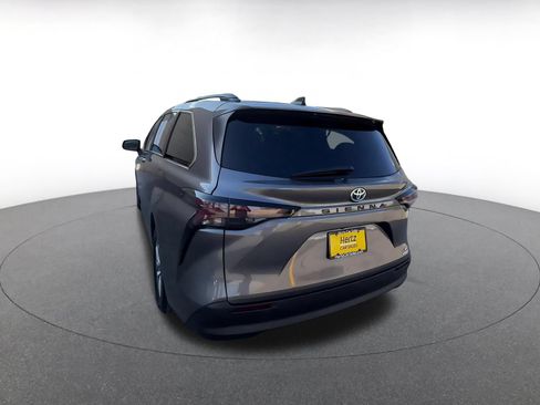Used 2024 Toyota Sienna XLE FWD image 9