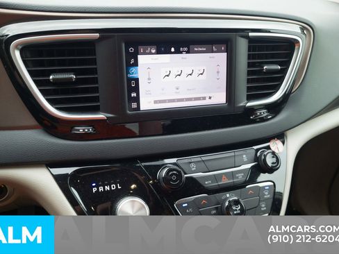 Used 2023 Chrysler Voyager LX image 8