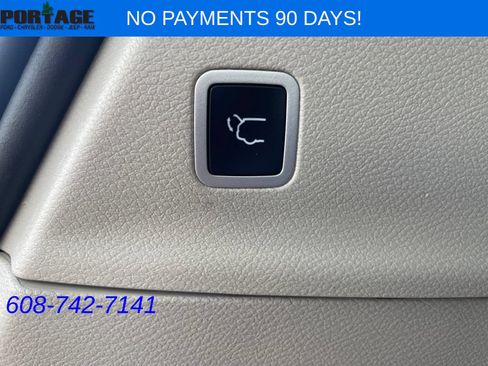 Used 2023 Chrysler Pacifica Touring-L FWD image 7